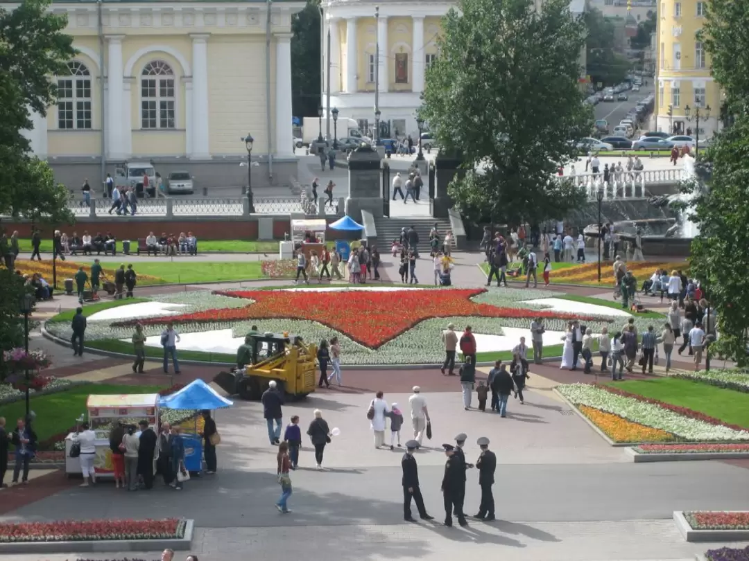 Клумба в Александровском саду