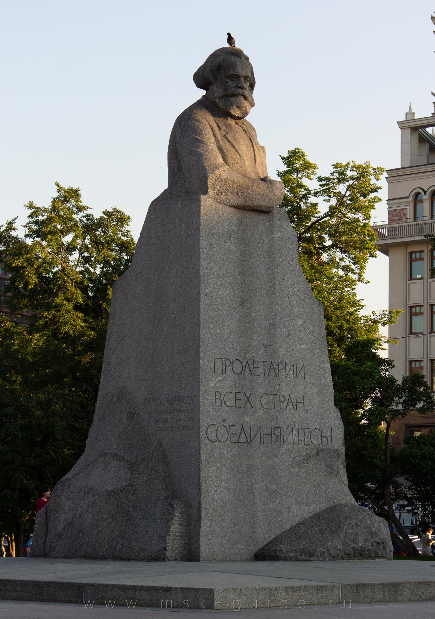 Памятник Карлу Марксу на Театральной площади в Москве