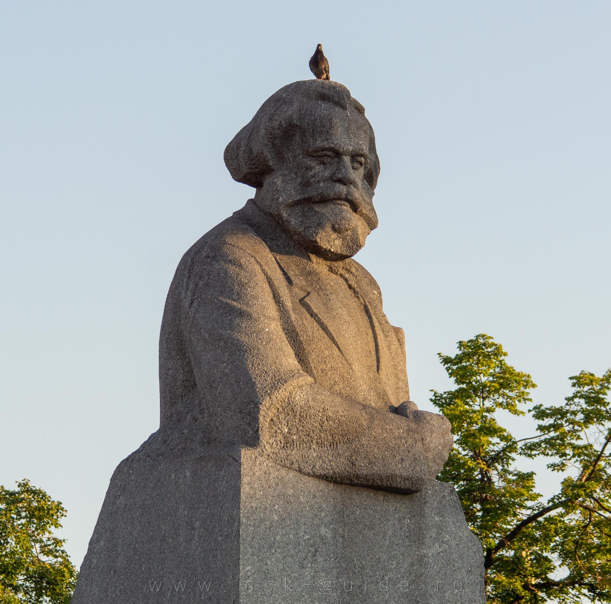 Памятник Карлу Марксу на Театральной площади в Москве