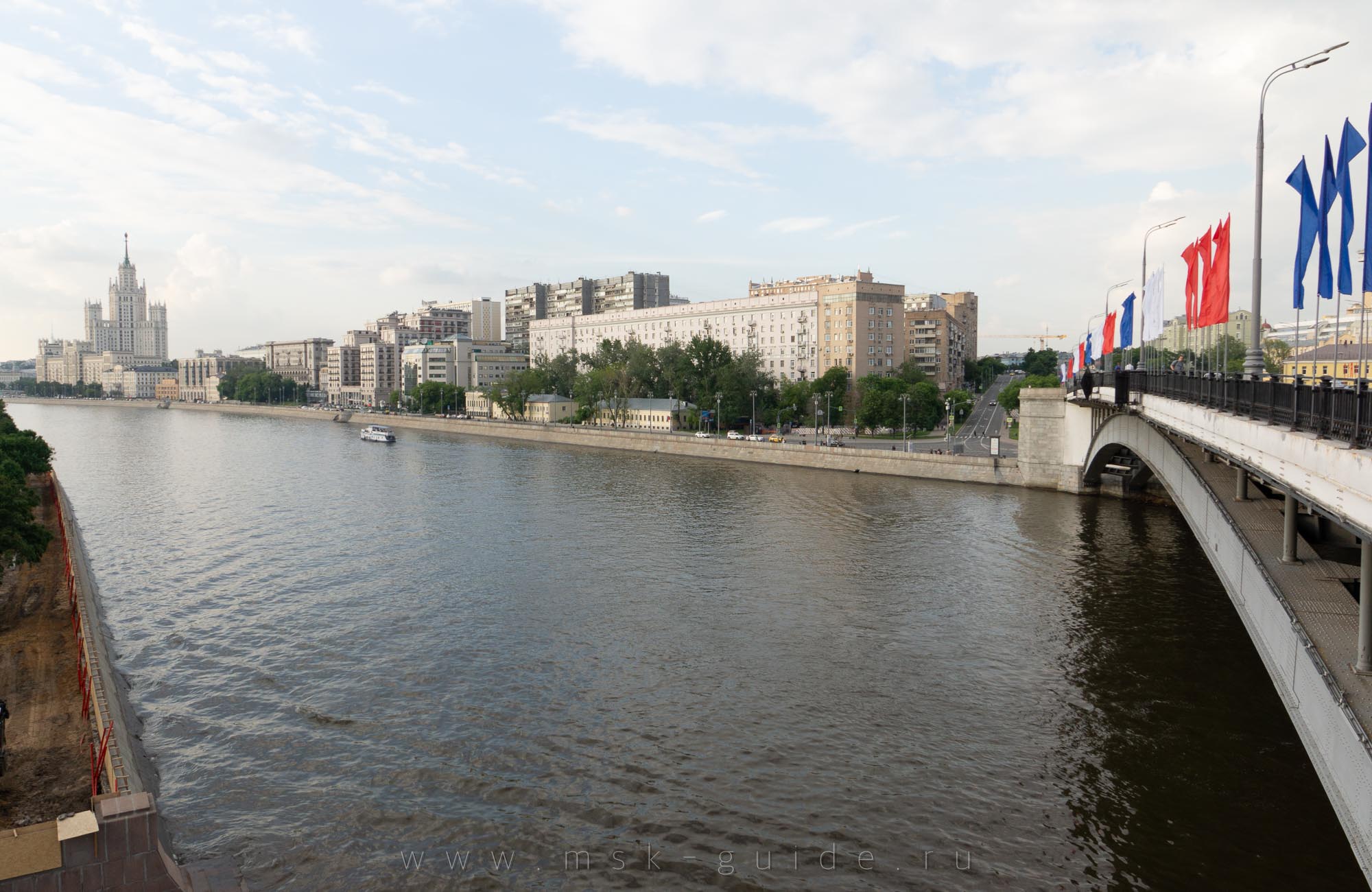 Вид на Гончарную набережную с Большого Краснохолмского моста