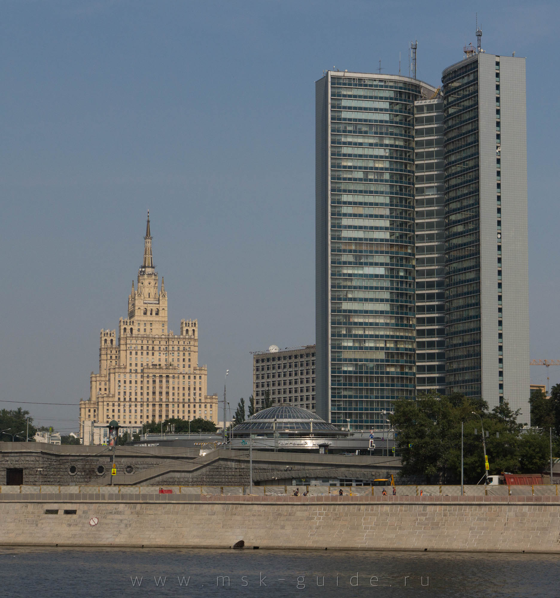 Здание правительства Москвы и высотка на Кудринской площади на заднем плане