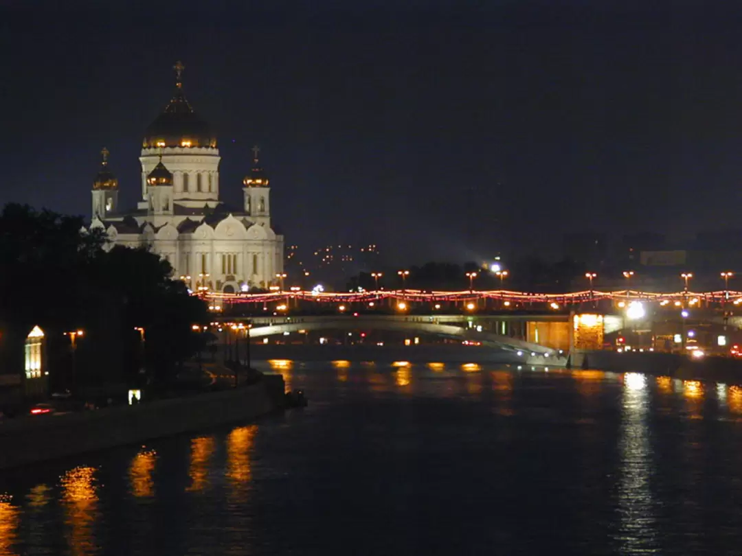 Река Москва и храм Христа Спасителя