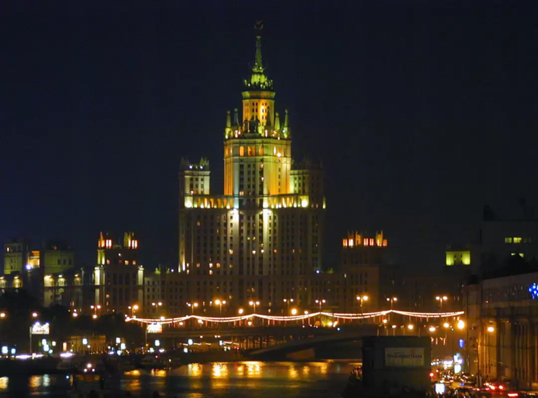 Высотное здание на набережной реки Москвы
