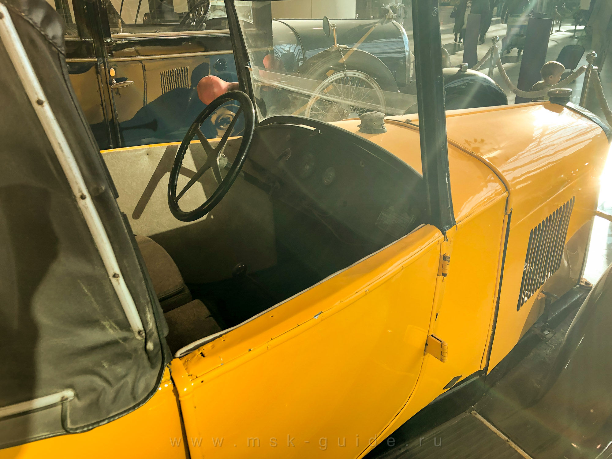 Автомобиль Peugeot 5CV — выставка ретро-автомобилей