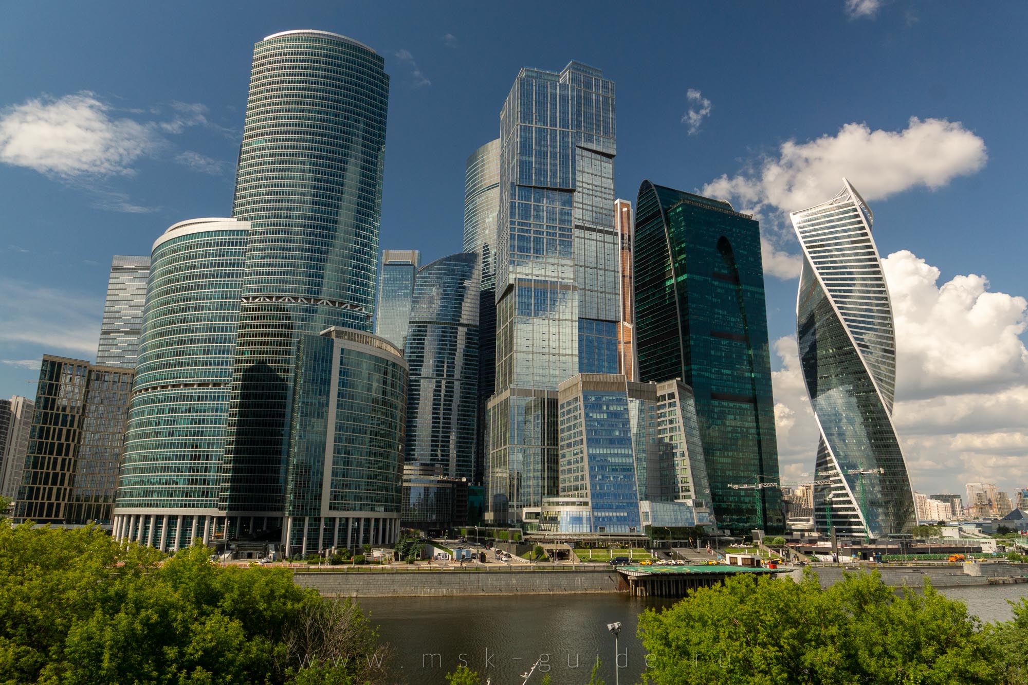 Вид на комплекс с противоположного берега реки Москвы в солнечную погоду
