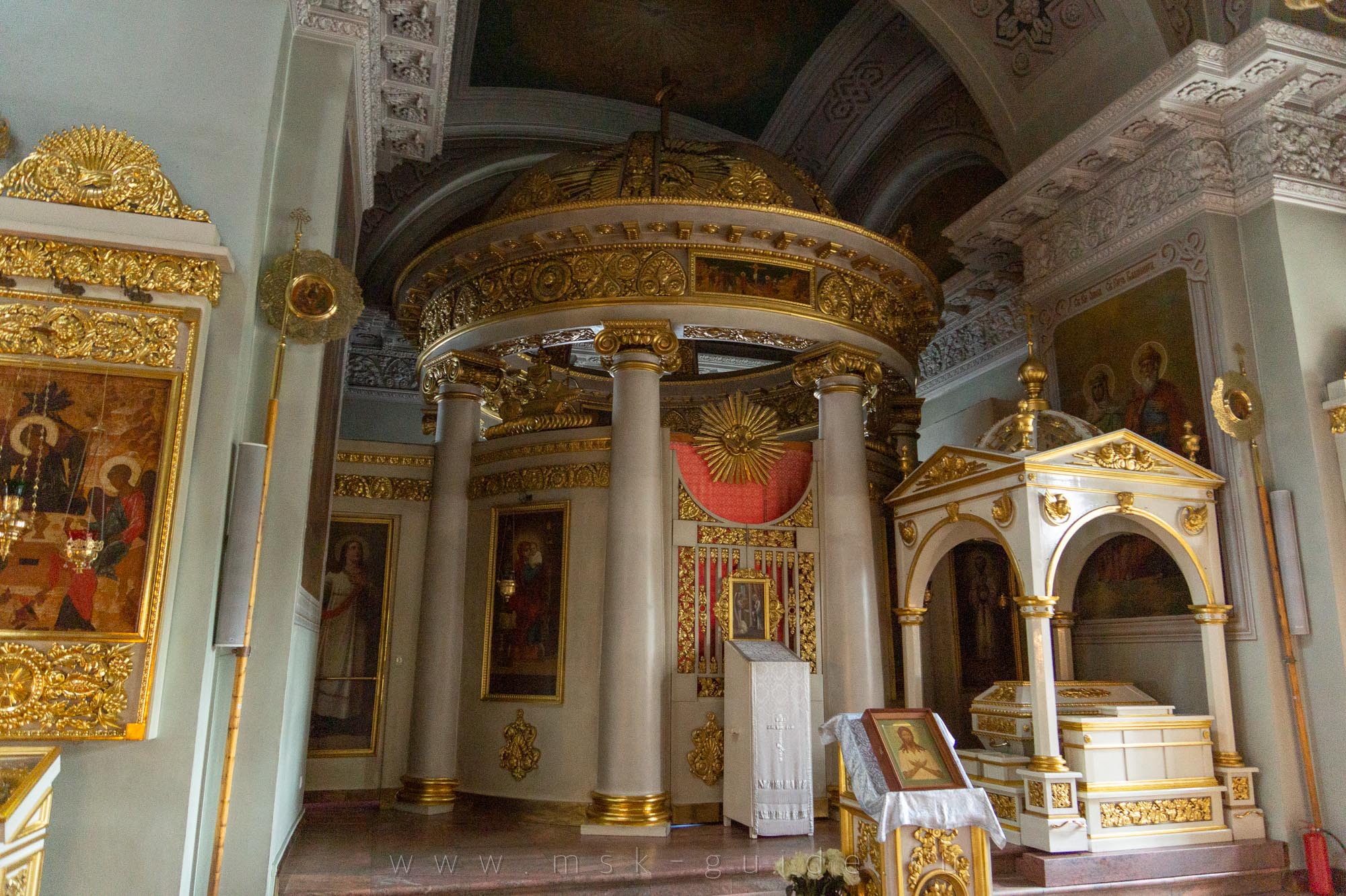 Даниловский монастырь в Москве, интерьер Троицкого собора
