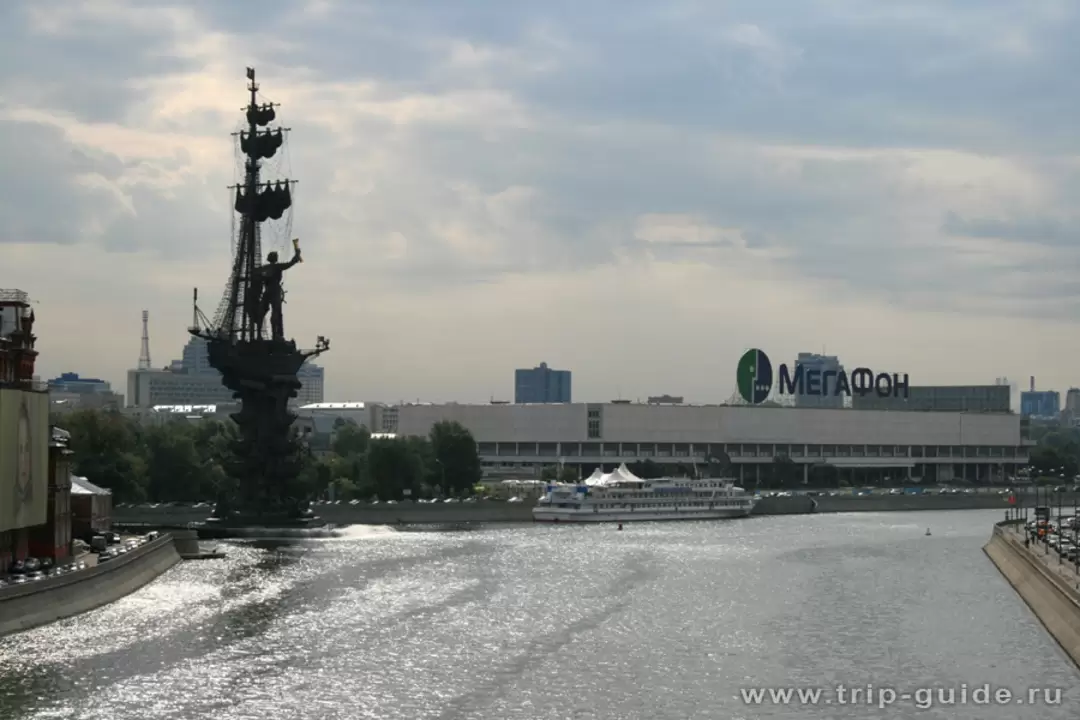 Памятник Петру I в Москве и теплоход «Валерий Брюсов»