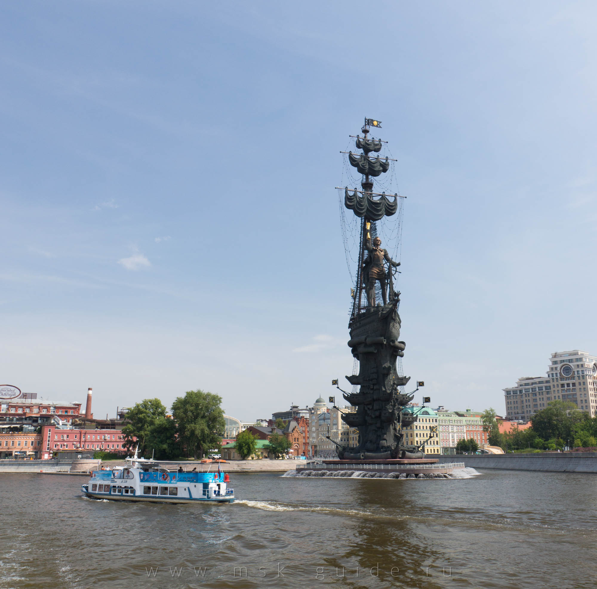 Памятник Петру I на Москве реке