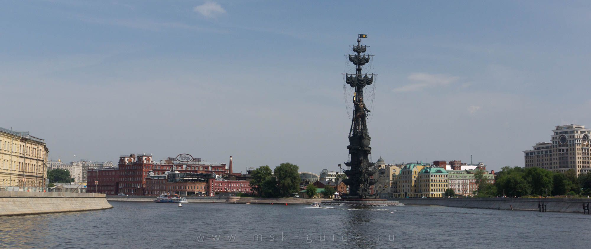 Памятник Петру I в Москве и панорама реки Москвы в районе «Красного Октября»
