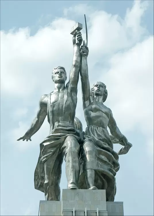 Скульптура «Рабочий и Колхозница»