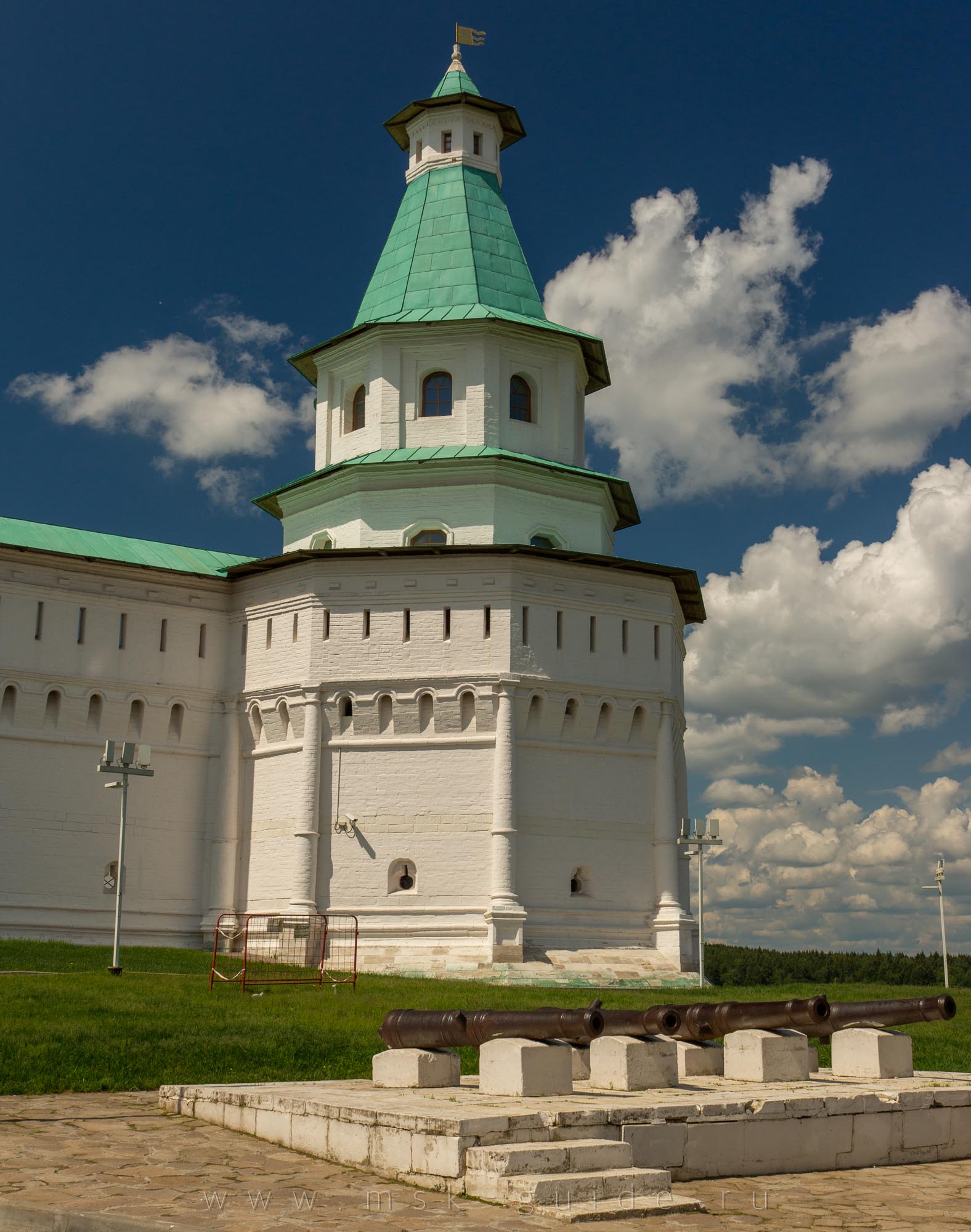 Дамасская башня и пушки