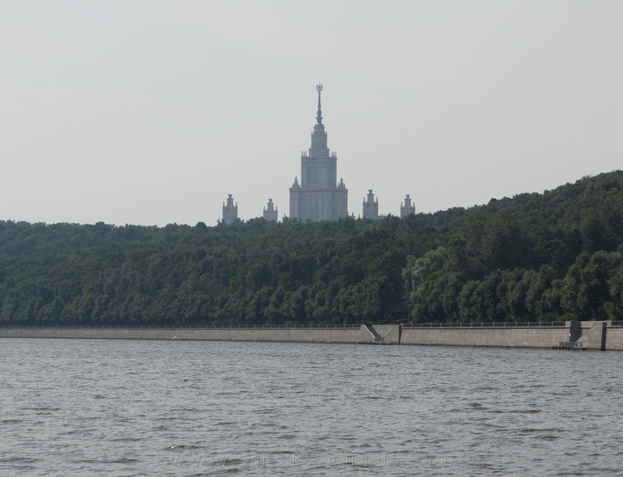 Главное здание МГУ, вид с Москвы реки