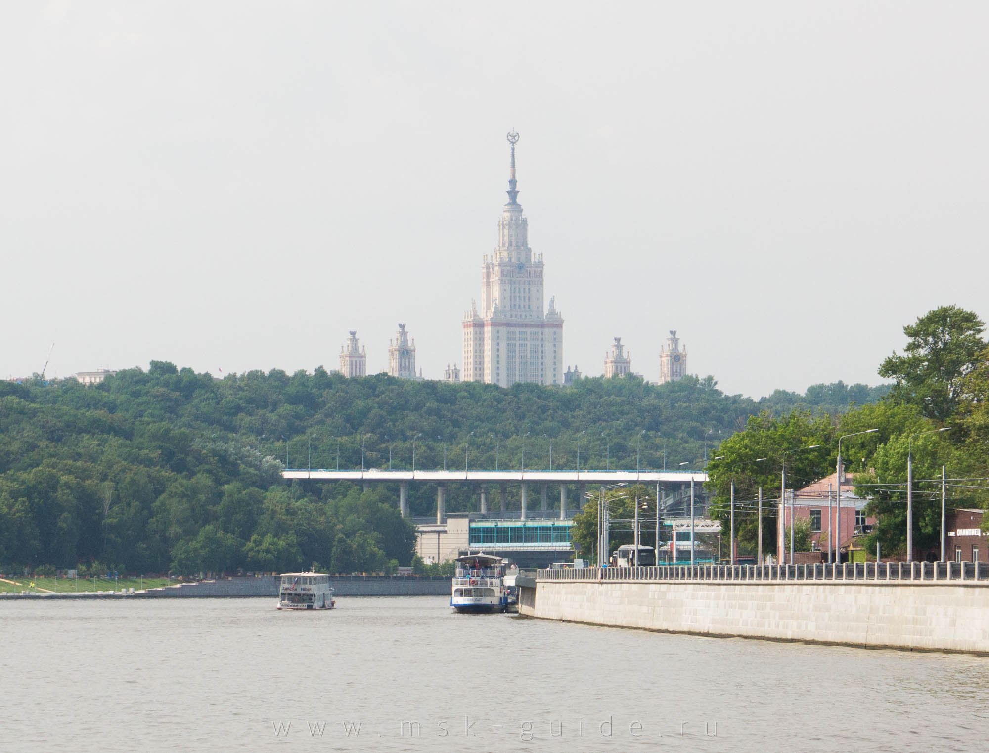 Вид на здание МГУ и метромост Лужники с Москвы-реки