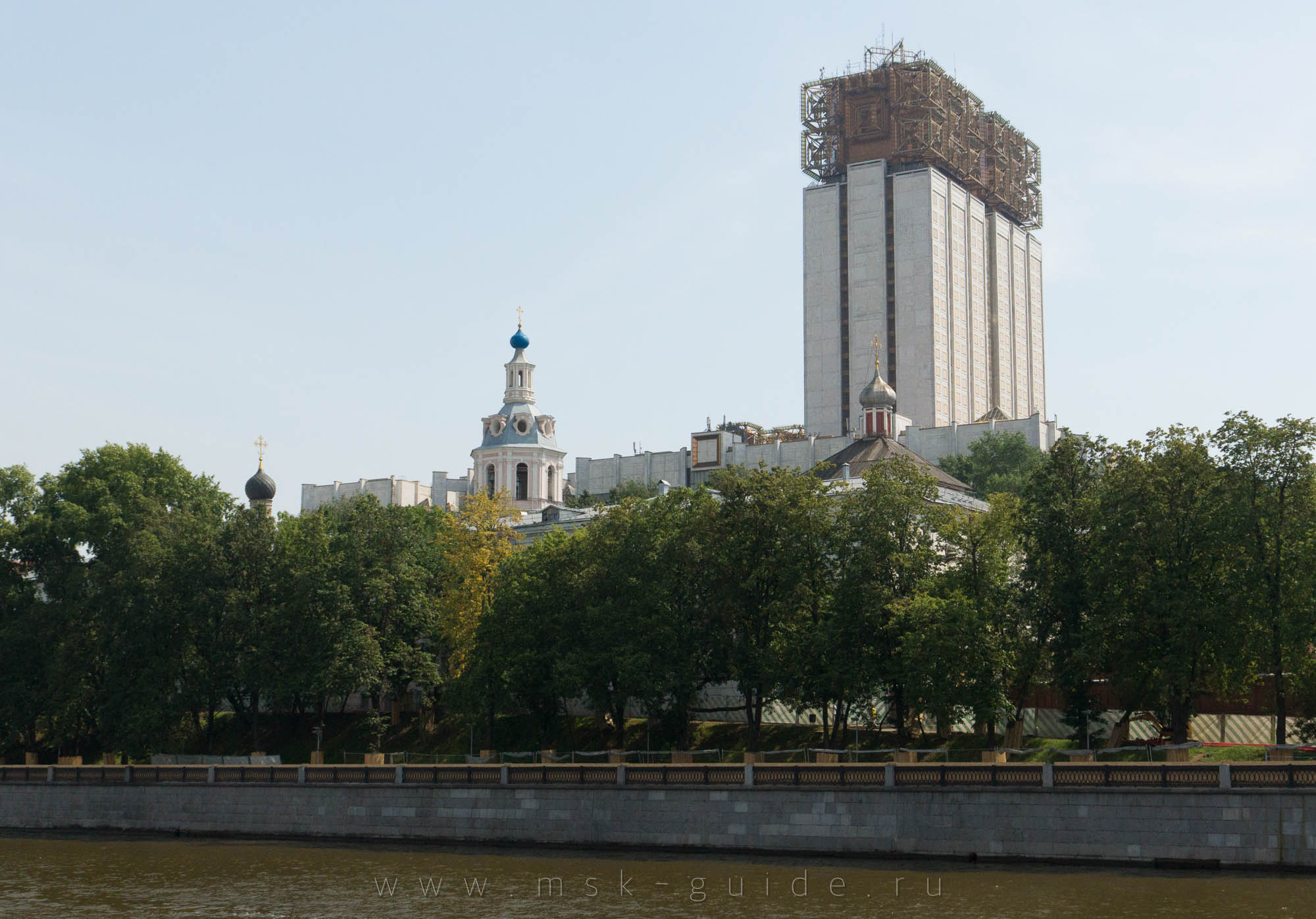 Воробьевы горы, Андреевский мужской монастырь и здание Российской академии наук