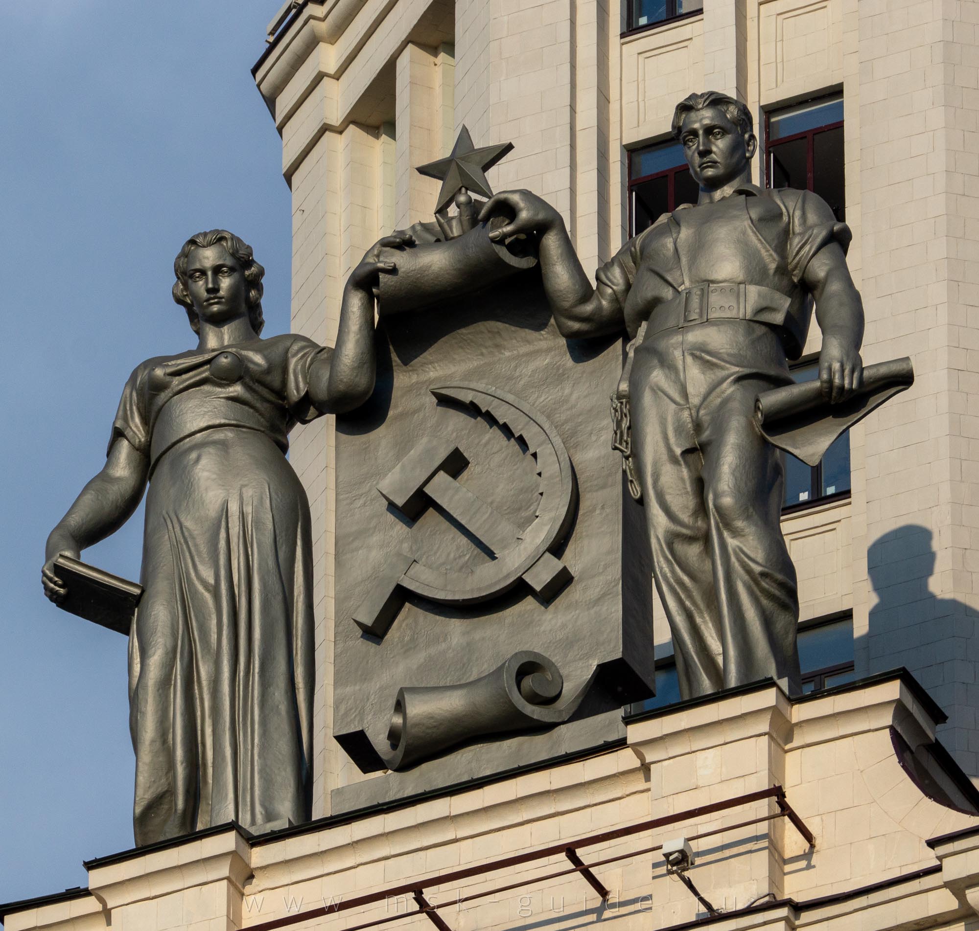 Скульптуры на фасаде высотки на Котельнической набережной