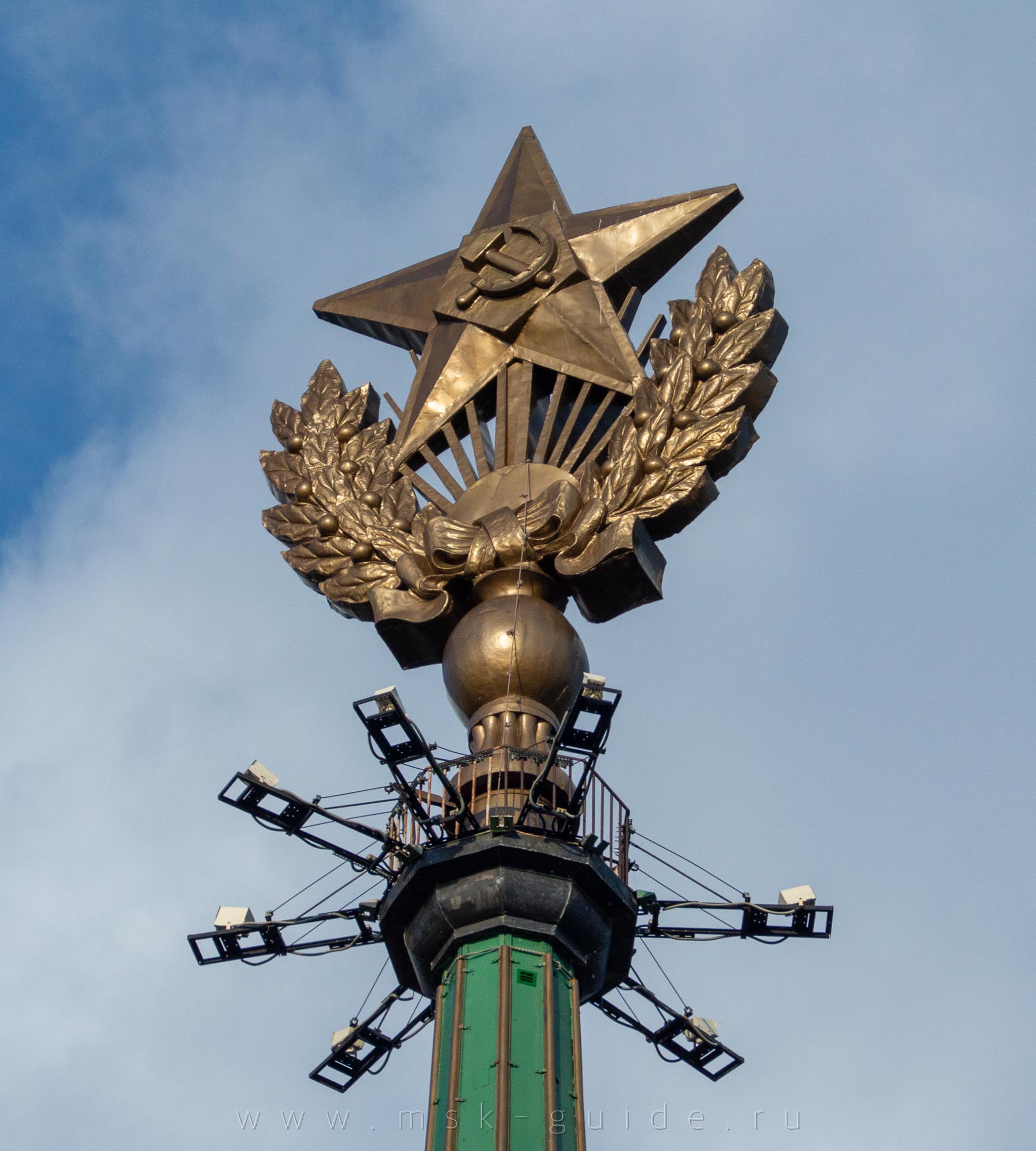 Звезда на шпиле высотки на Котельнической набережной
