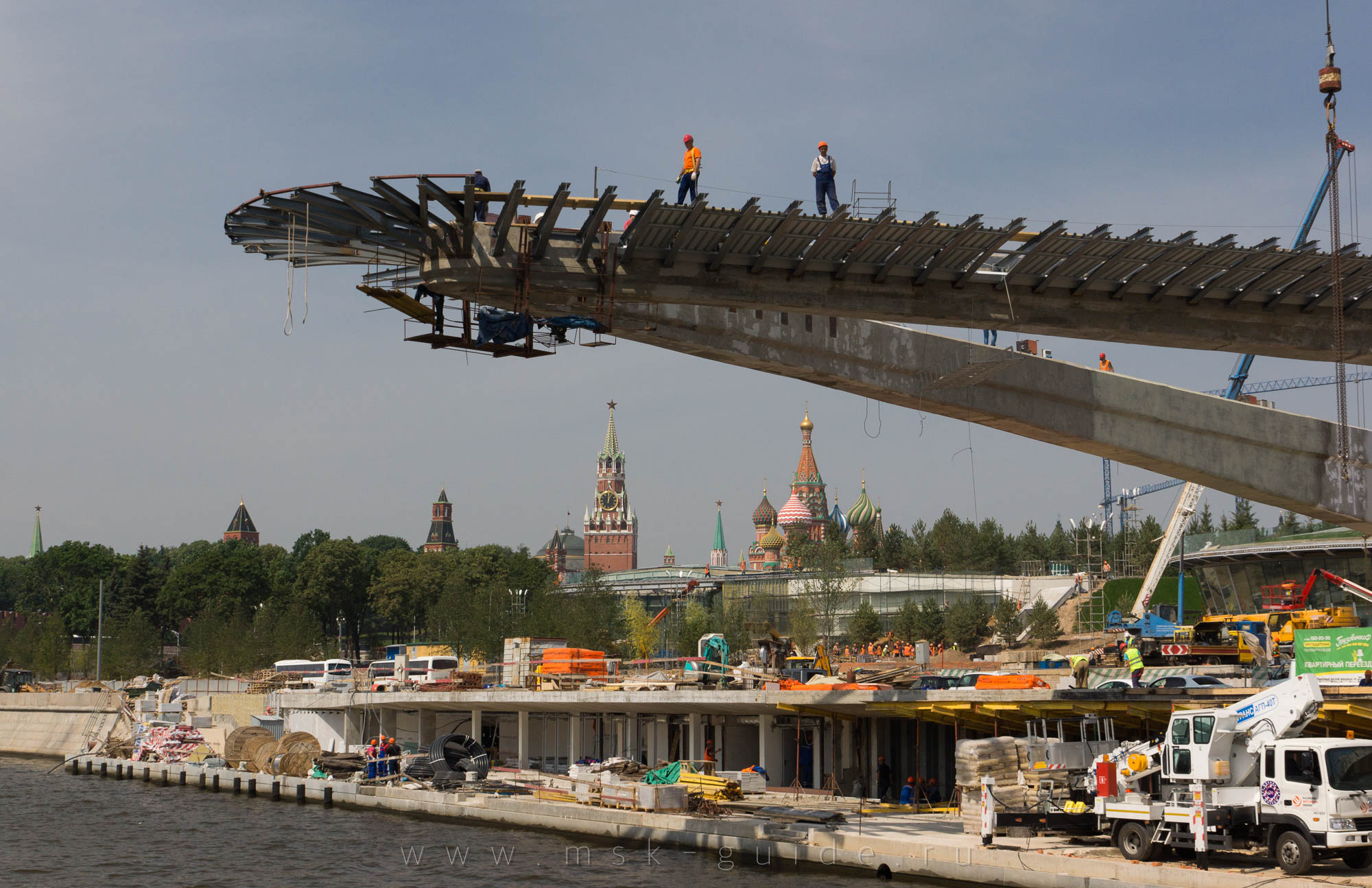 Стройка Парящего моста в парке Зарядье