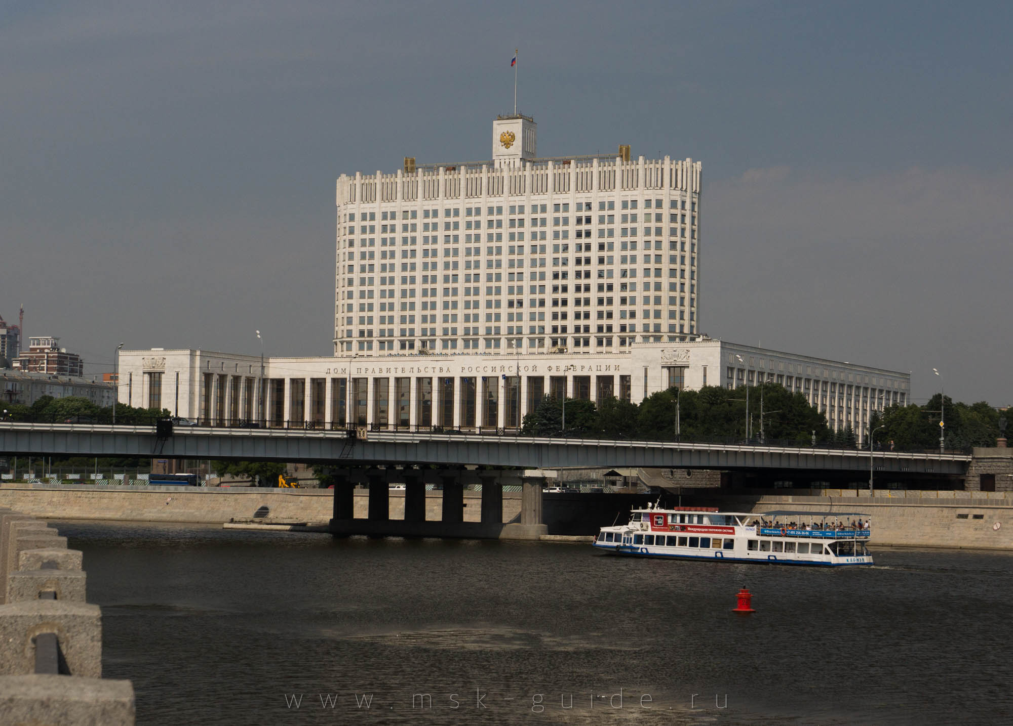 Здание Правительства РФ в Москве фото