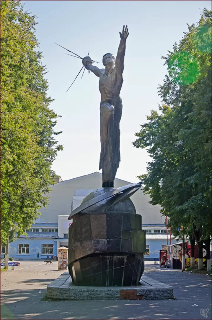 Музей ВВС в Монино, памятник покорителю космоса