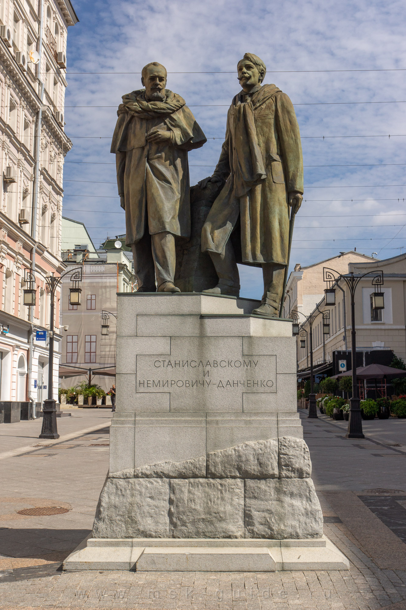 Памятник Станиславскому и Немировичу-Данченко