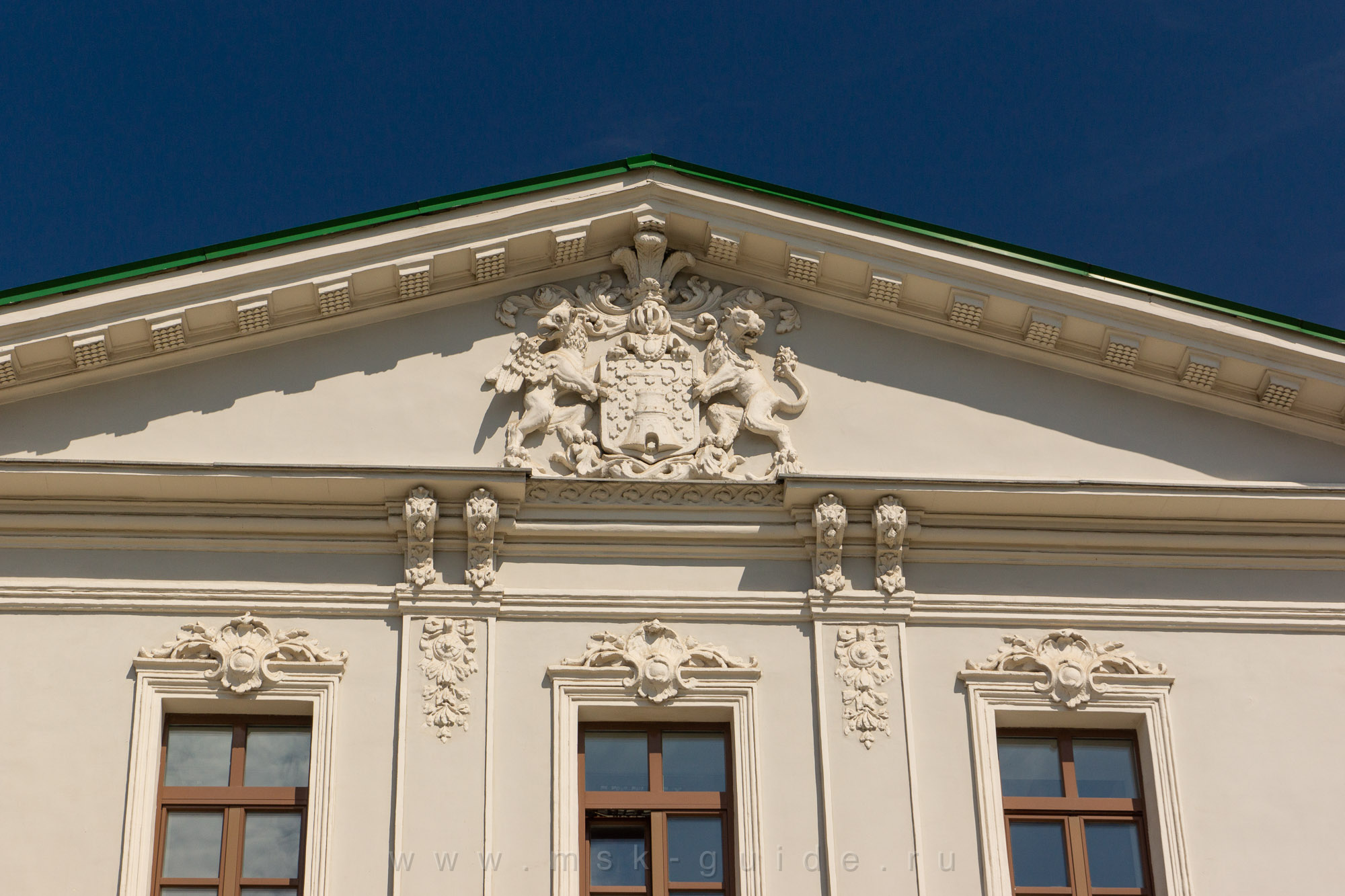 Герб на доме Я. П. Шаховского
