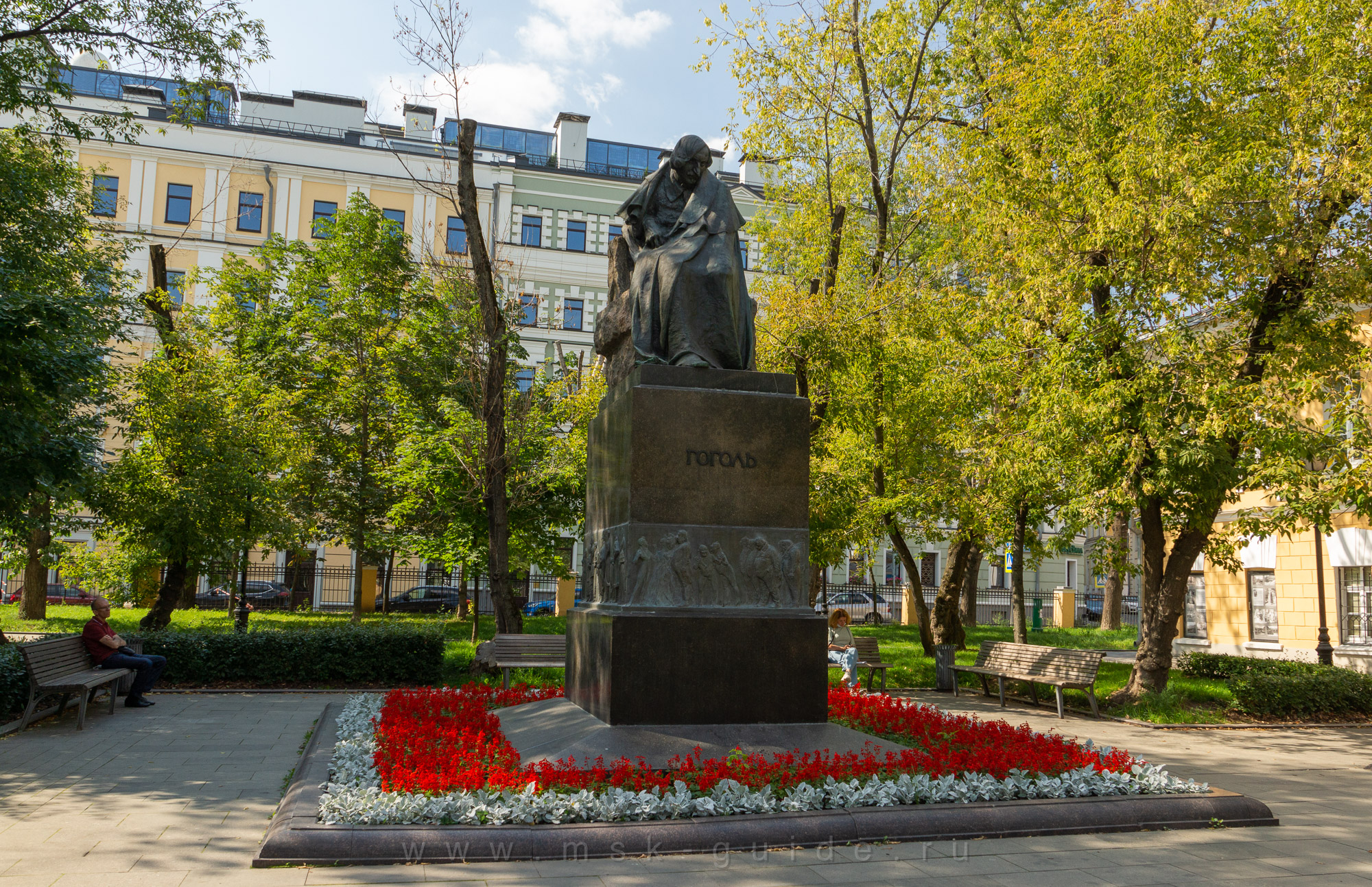 Гоголевский сквер, памятник Гоголю