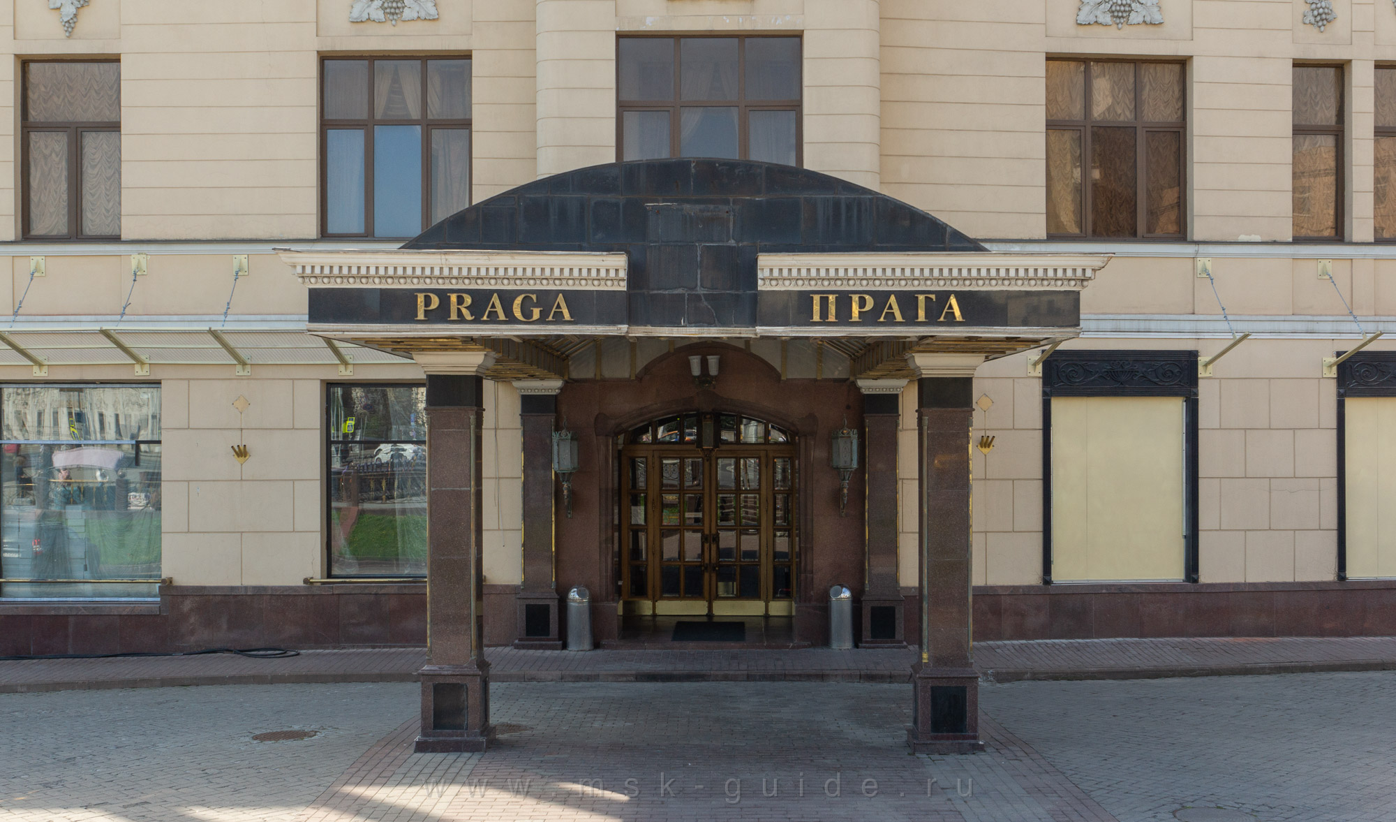 Ресторан «Прага», вход