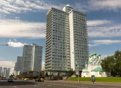 Многоэтажки и церковь Симеона Столпника на улице Новый Арбат