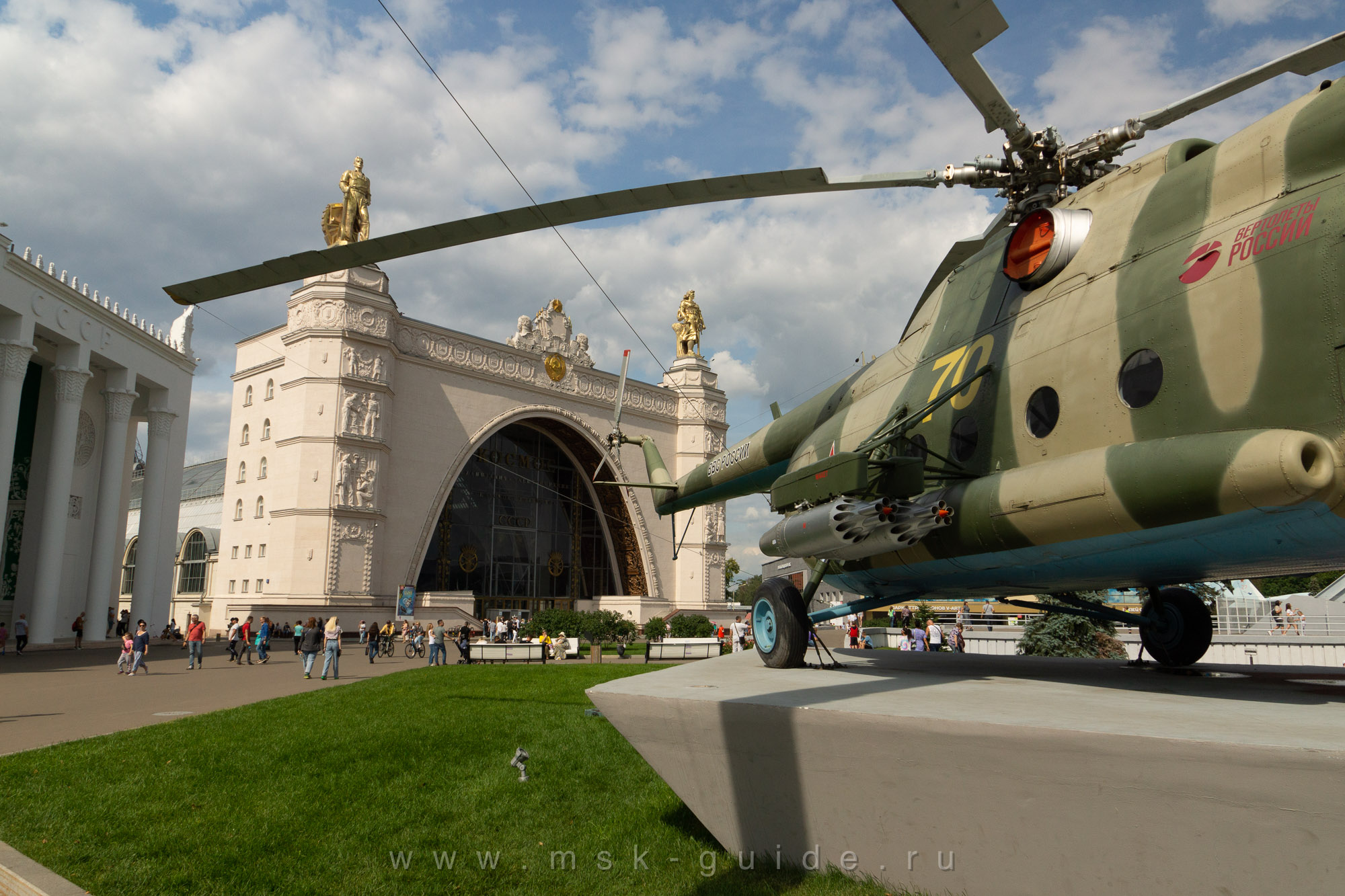 Ми-8 и павильон «Космос»