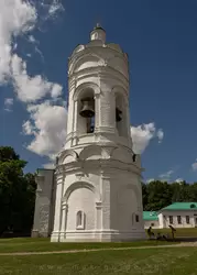 Георгиевская церковь с колокольней в Коломенском Георгиевская церковь с колокольней в Коломенском