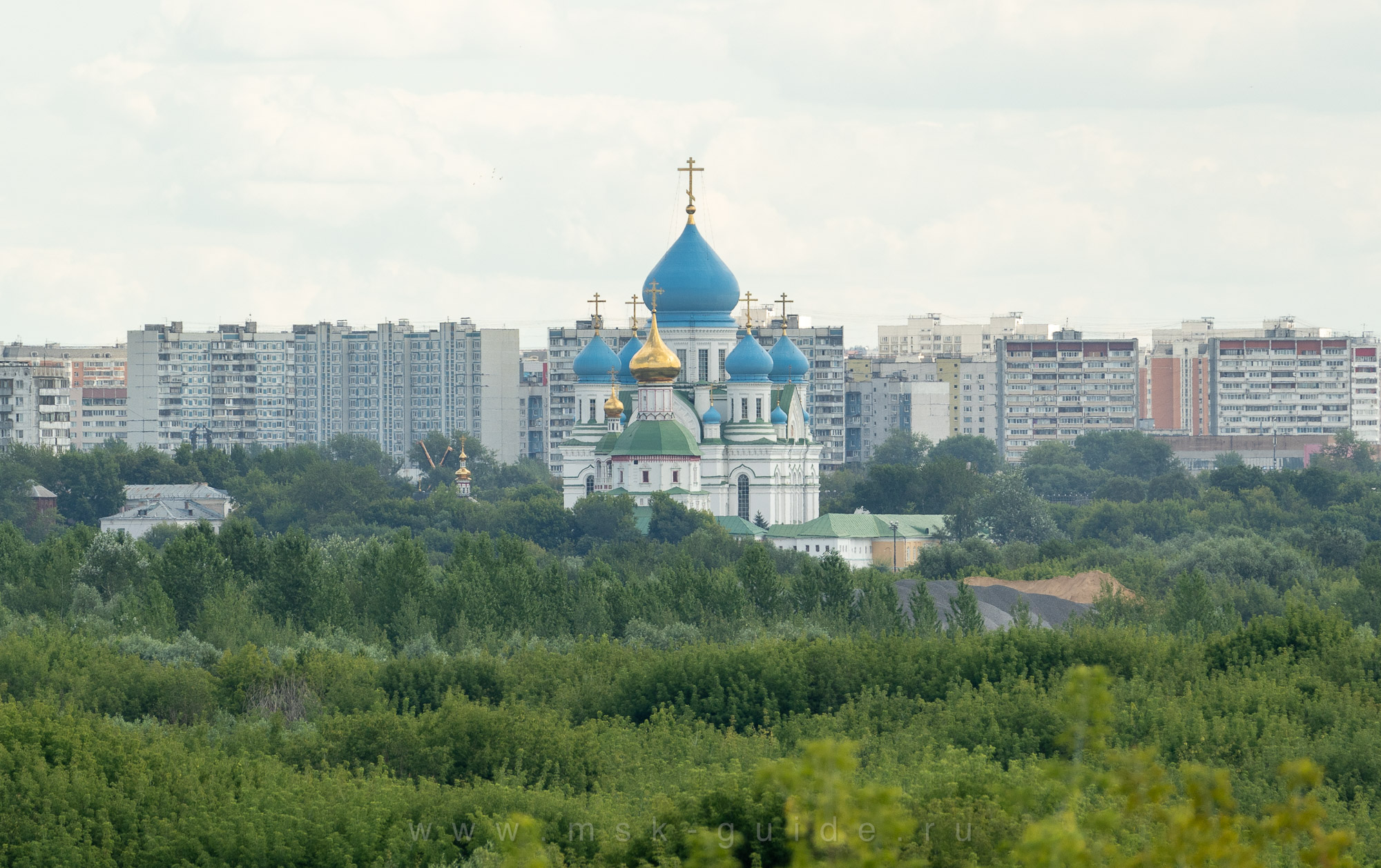 Николо-Перервинский монастырь в Москве, вид из Коломенского
