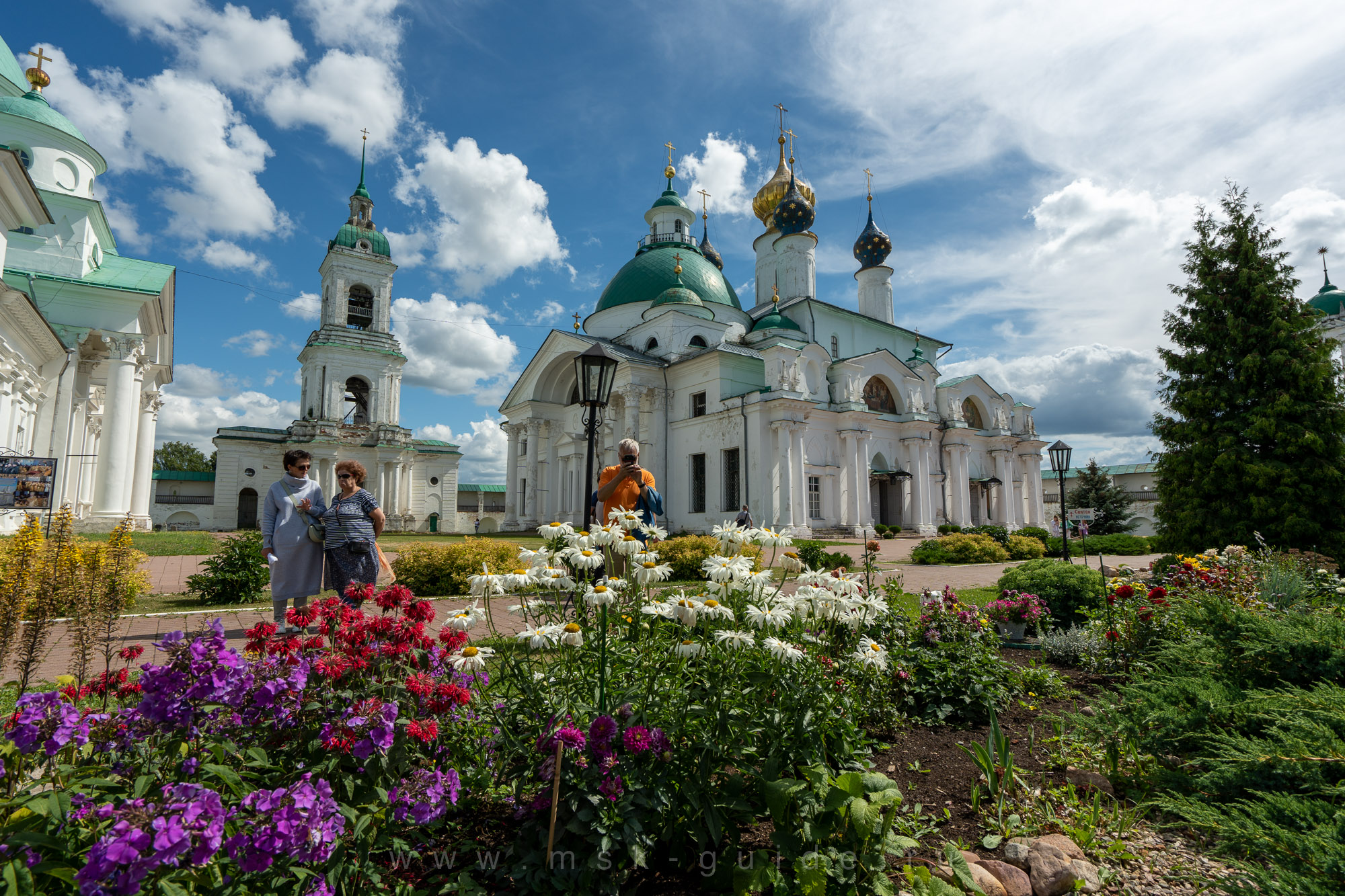 Цветник в монастыре