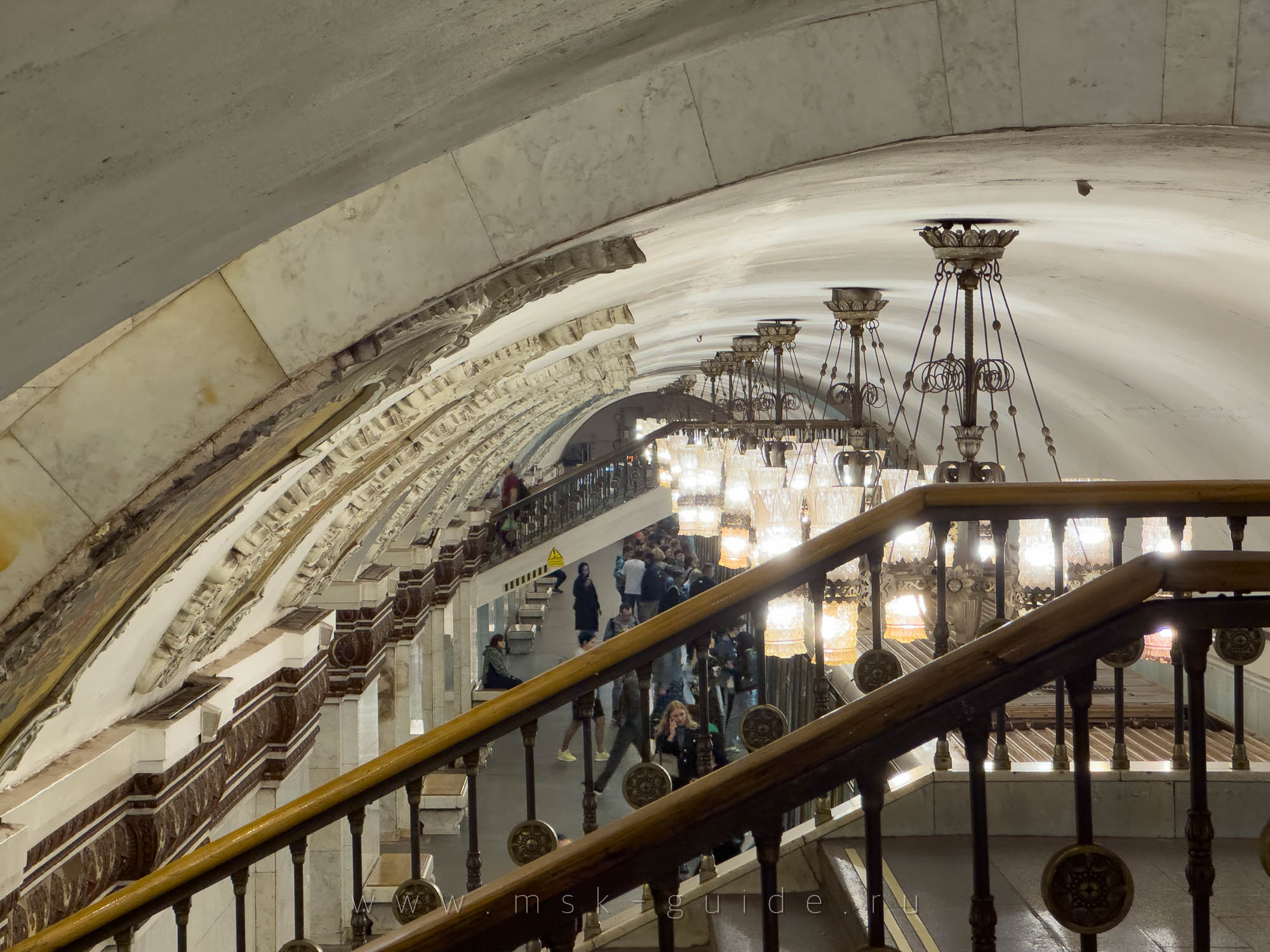 Метро «Киевская» в Москве, переход над путём