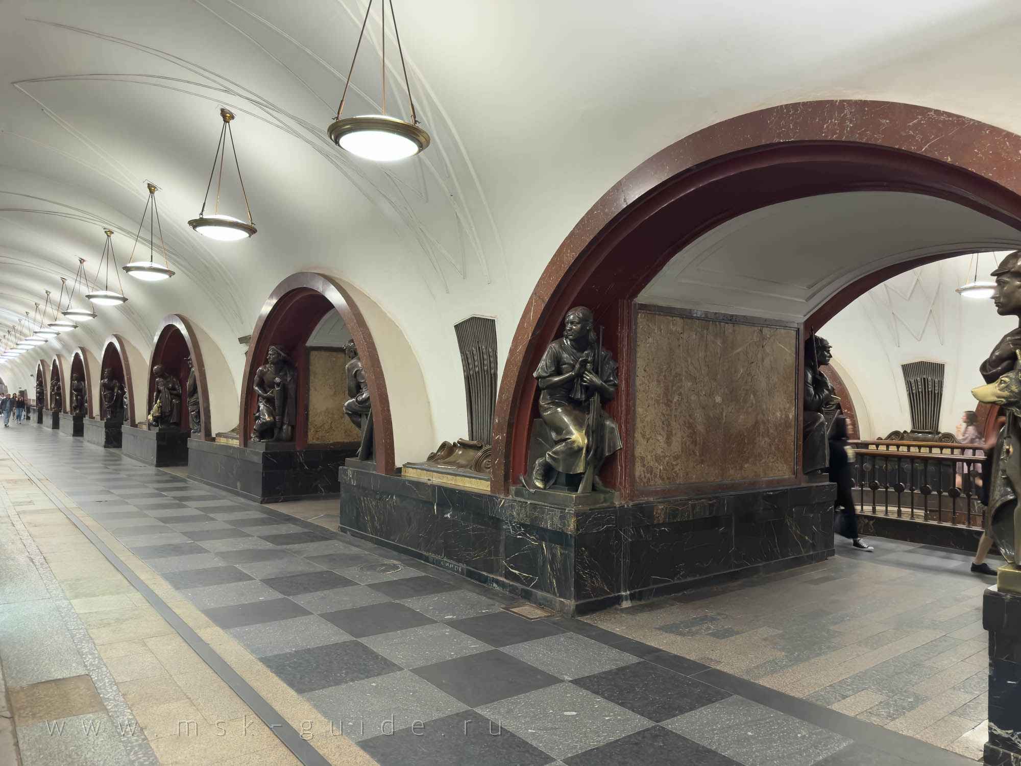 Метро «Площадь Революции», фото