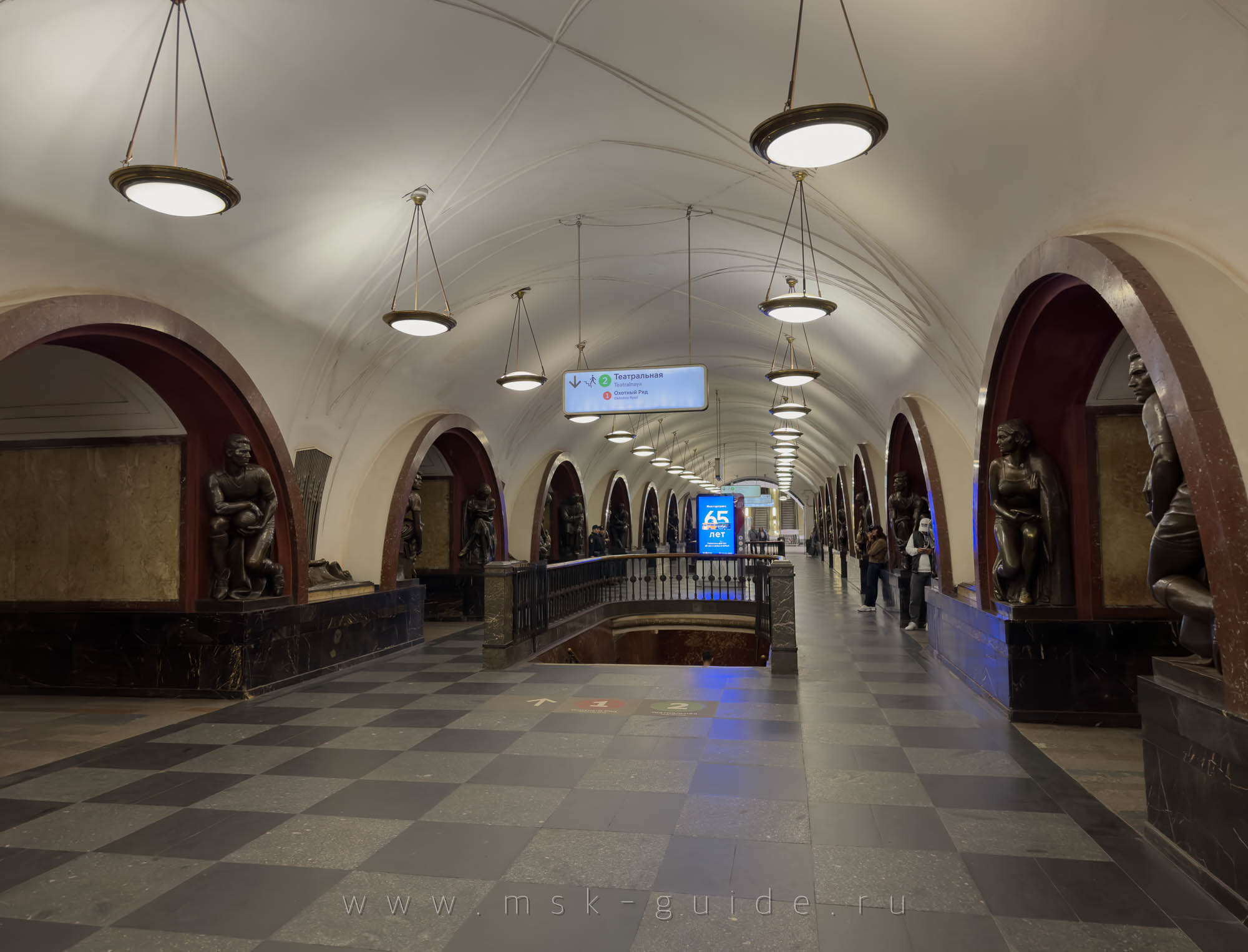 Станция метро «Площадь Революции» в Москве