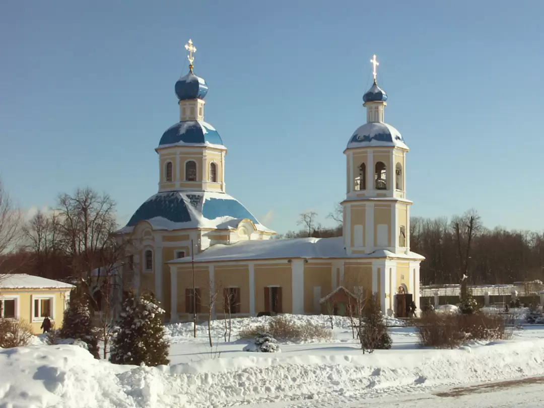 Во дворе храма