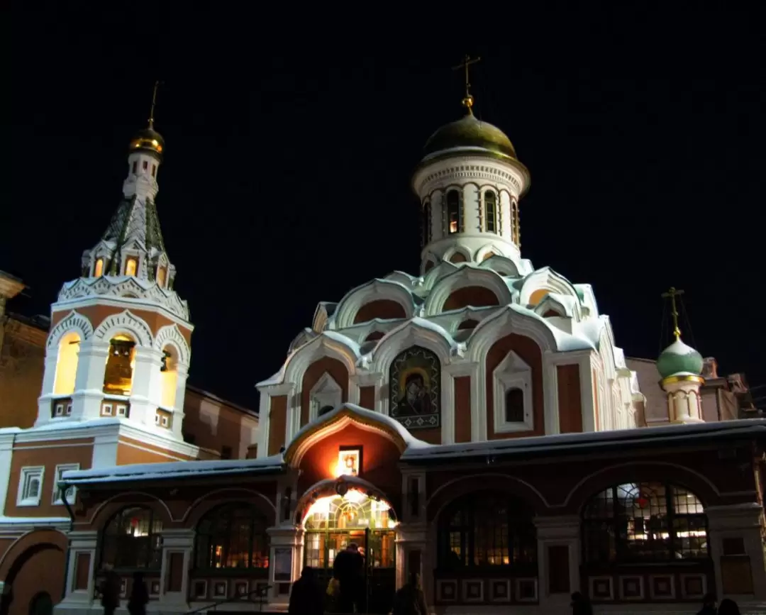 Казанский собор в Москве в ночной подсветке
