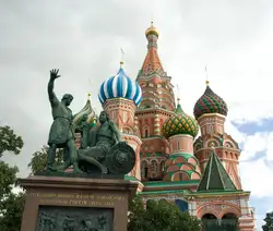 Собор Василия Блаженного и памятник Минину и Пожарскому на Красной площади в Москве
