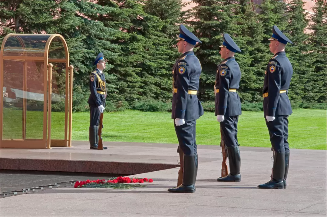 Александровский сад в Москве, смена караула