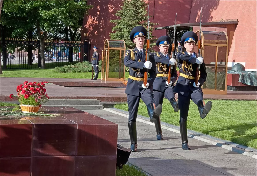 Александровский сад в Москве, смена караула