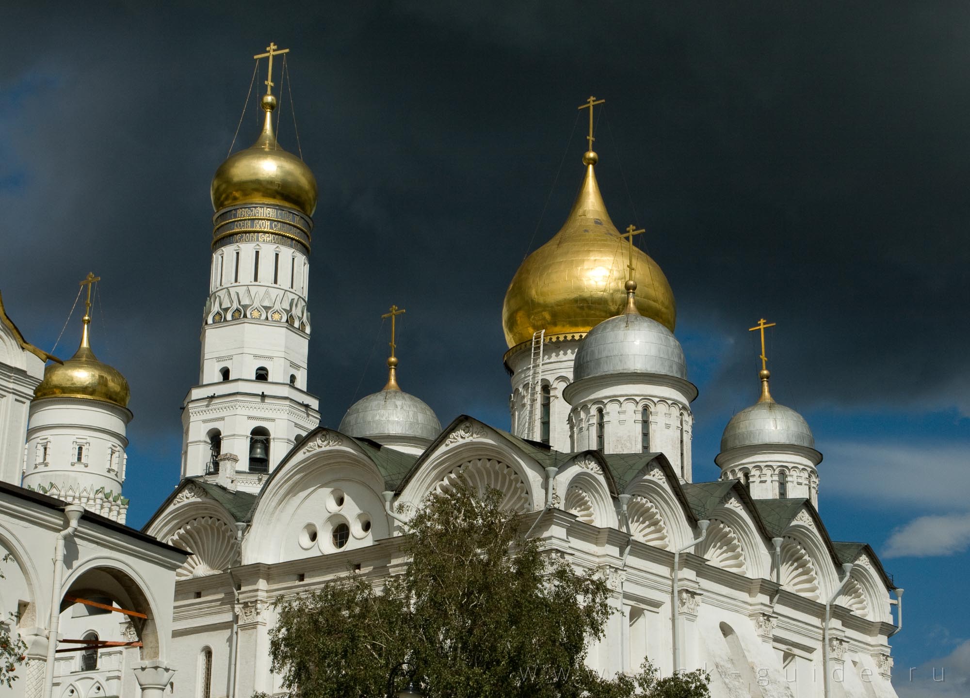 Купола Архангельского собора и колокольни Ивана Великого
