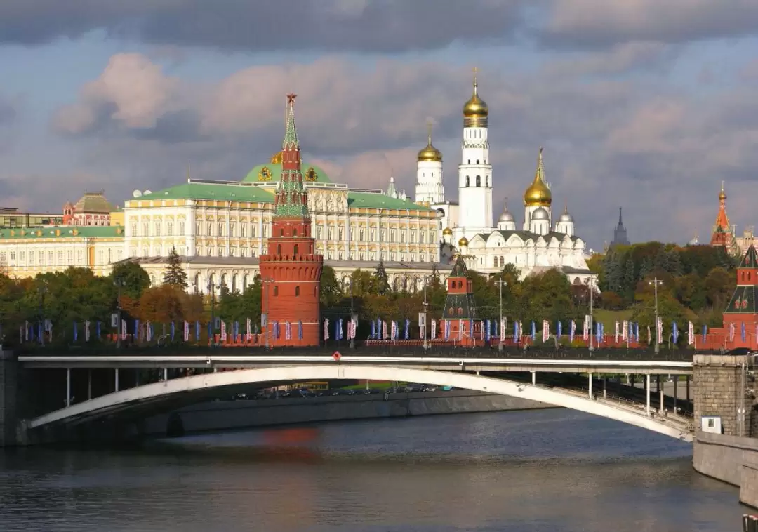Патриарший мост, вид на Московский Кремль