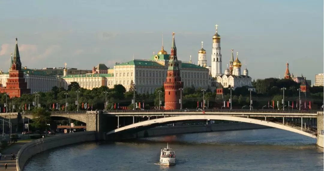 Патриарший мост, вид на Московский Кремль