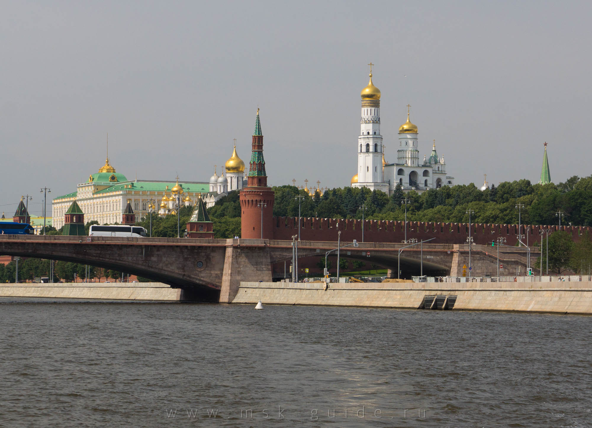 Вид на Московский Кремль с Москвы реки: Беклемишевская башня, колокольня Иван Великий и Большой Кремлёвский дворец
