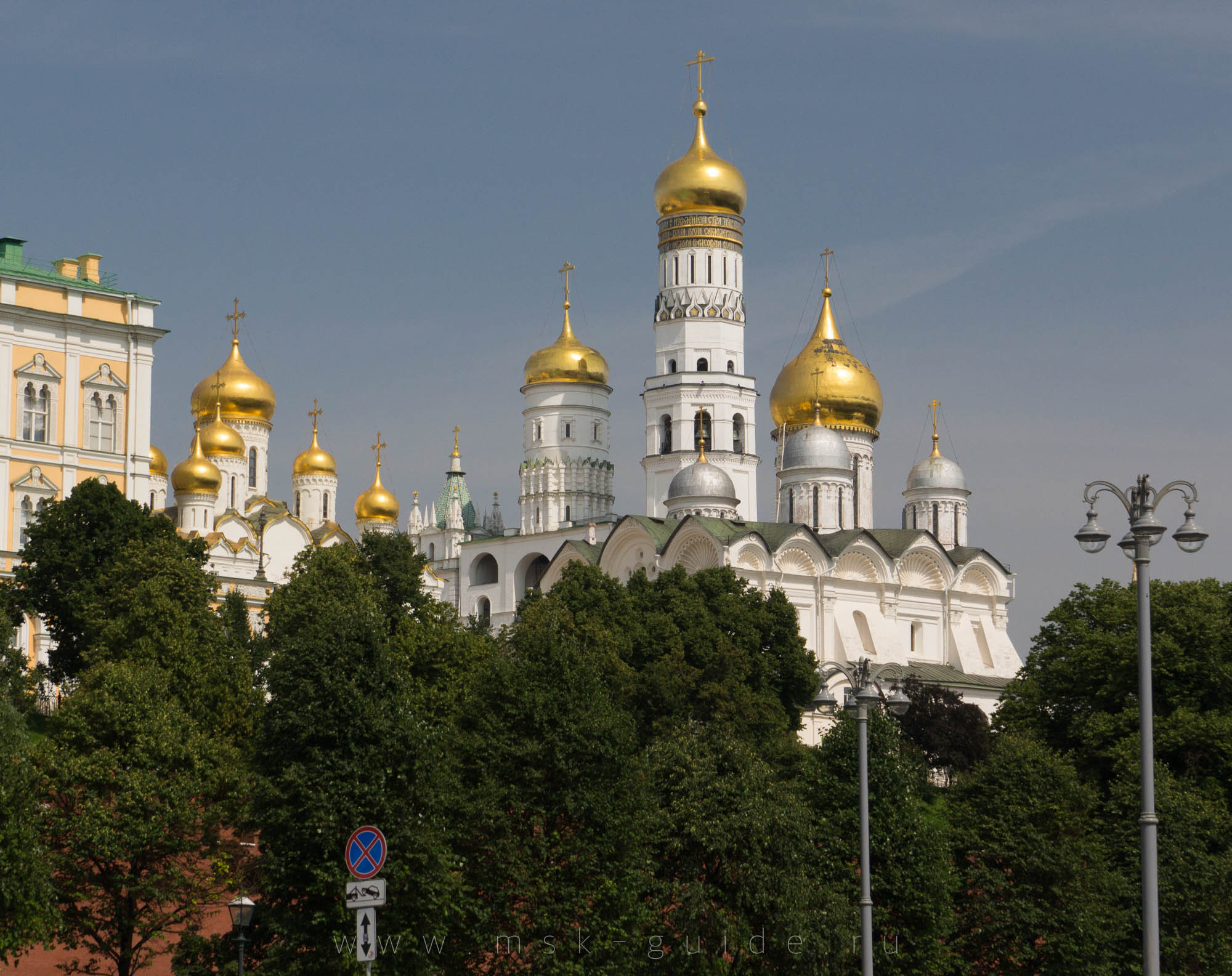 Золотые купола храмов на Соборной площади Московского Кремля