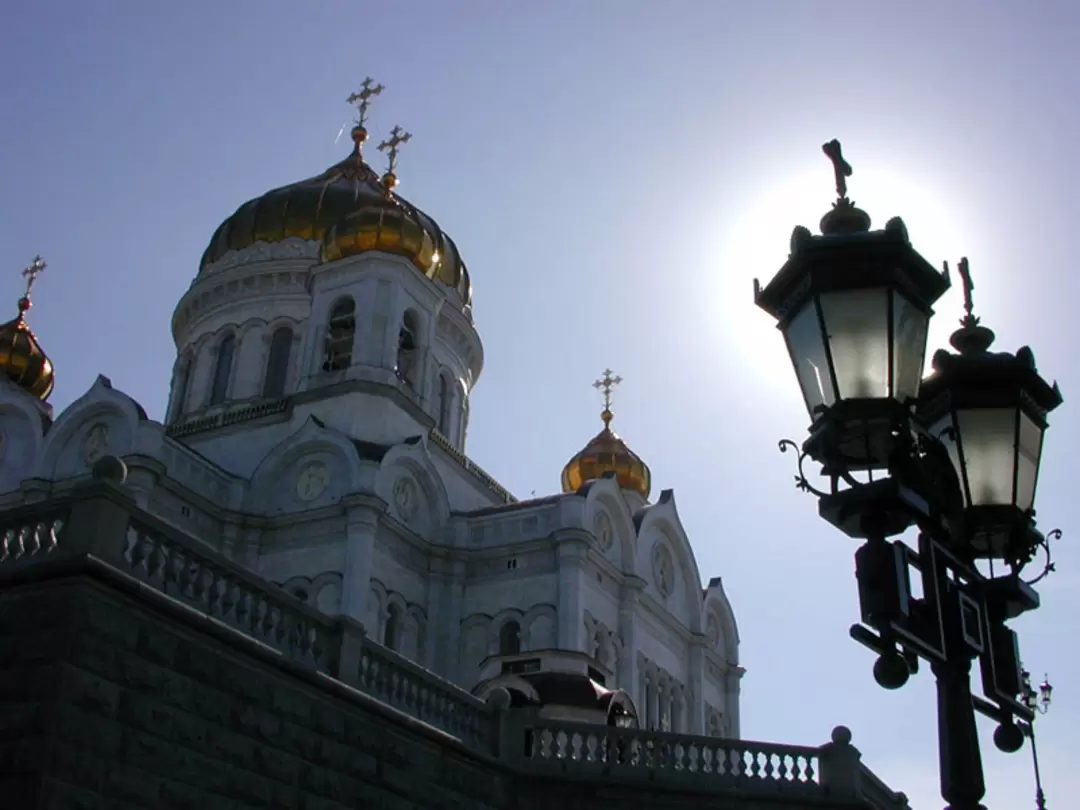 Фонари у храма Христа Спасителя