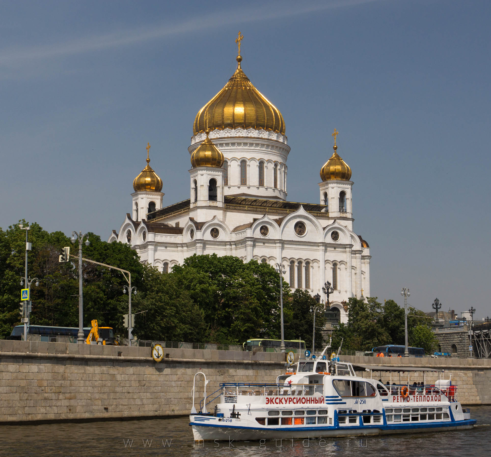 Храм Христа Спасителя и экскурсионный ретро-теплоход М-250 (проект Москвич)