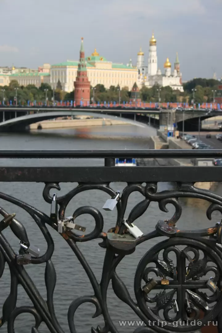 Замочки влюбленных на мосту у Храма Христа Спасителя