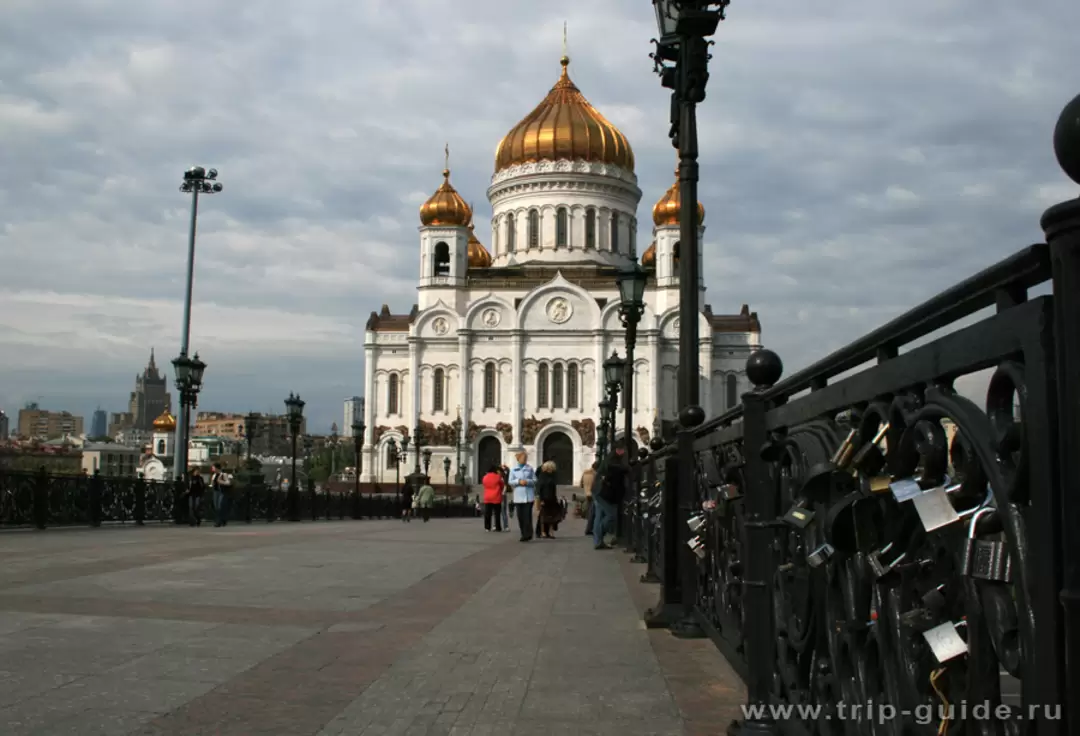 Замочки влюбленных на мосту у Храма Христа Спасителя