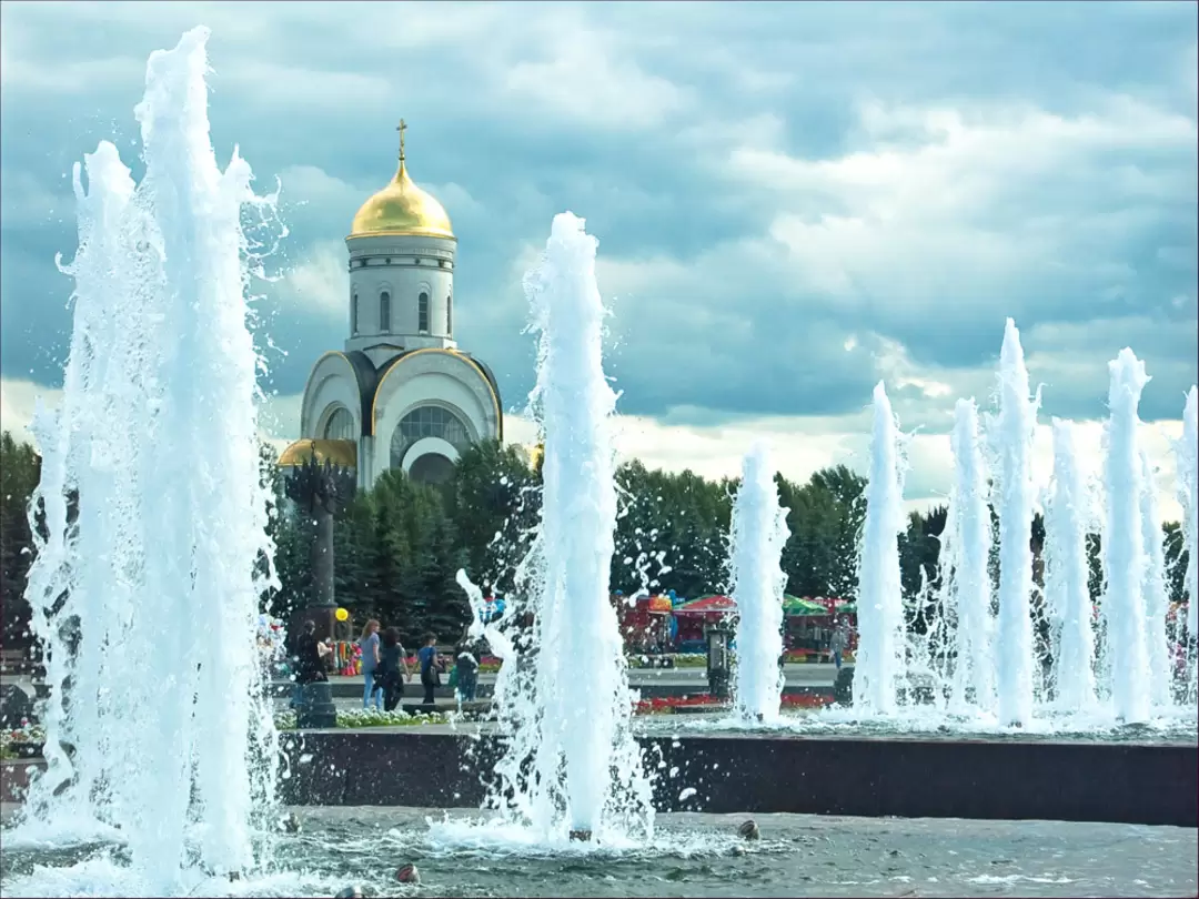 Фонтаны и церковь Георгия Победоносца на Поклонной горе в Москве